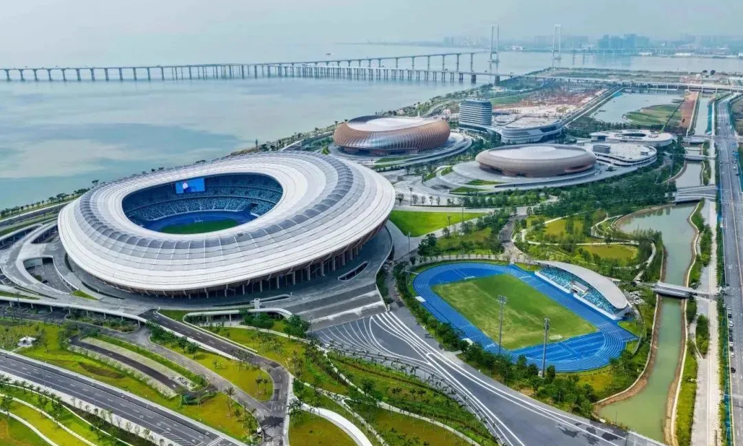 近日，由中國建筑旗下中建三局、中建八局承建的大灣區(qū)文化體育中心正式啟用。該項目位于粵港澳大灣區(qū)的“幾何中心”——廣東省廣州市南沙區(qū)最南端，包含綜合體育場、綜合體育館、游泳跳水館，是集文化、旅游、體育等功能為一體的大型城市綜合體。