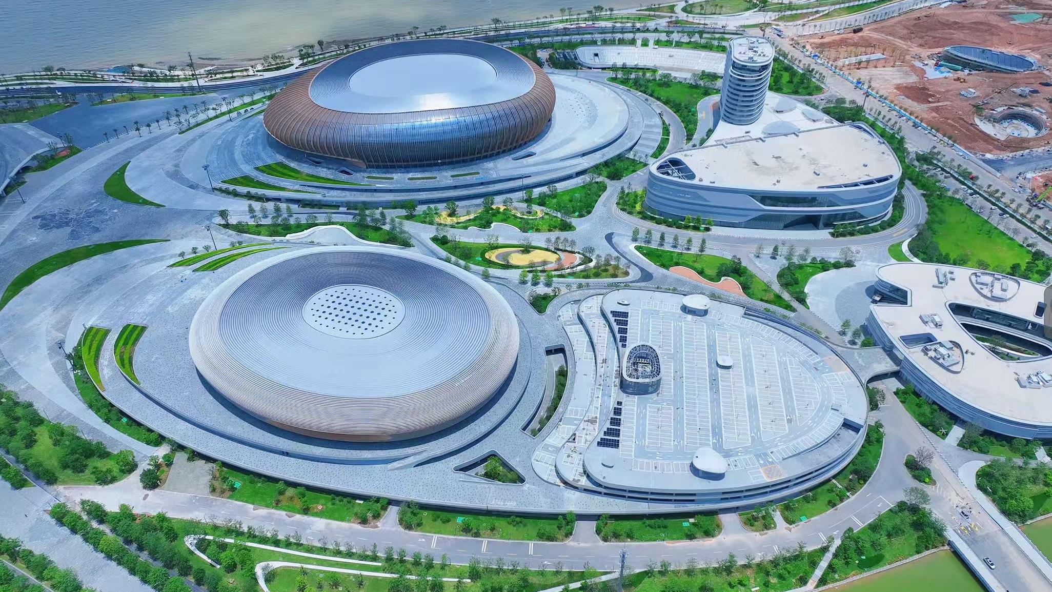 綜合體育館建筑面積約11萬平方米，為國內(nèi)領(lǐng)先的綜合性多功能體育館之一。項目團隊對建設(shè)全過程進行軟件分析，確保滑移過程中應(yīng)力及位移變形在預(yù)警值內(nèi)，采用建筑信息模型技術(shù)精確建模，助力精確完成百米跨度超萬噸罩棚鋼結(jié)構(gòu)安裝。