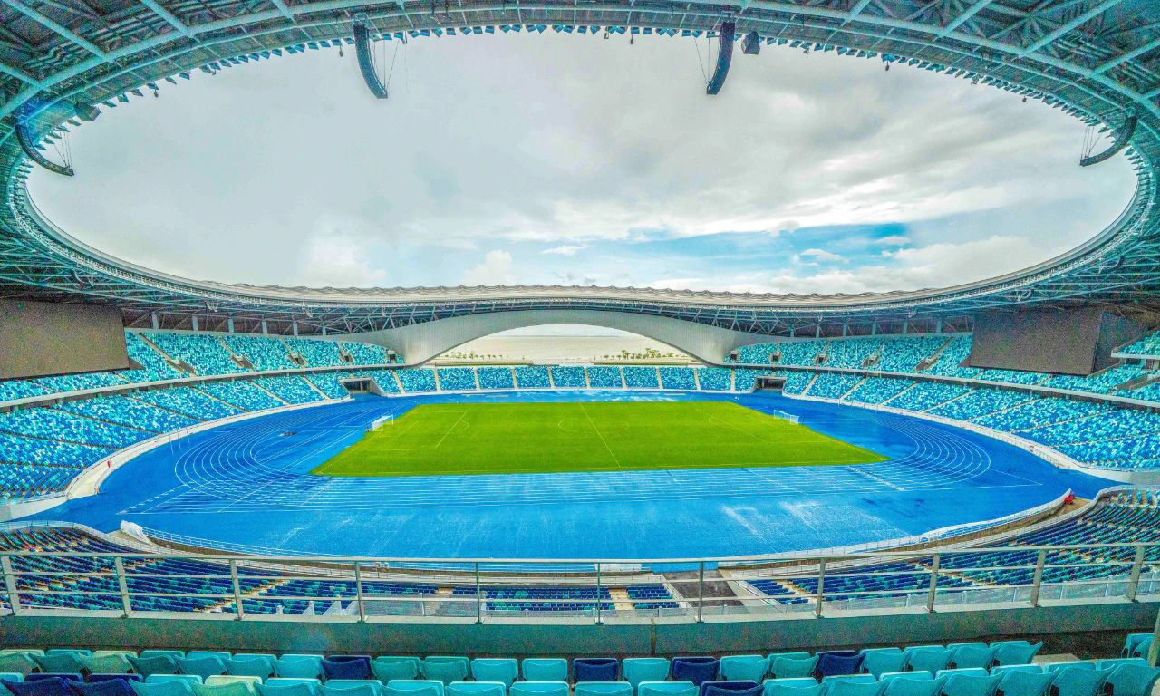 綜合體育館看臺采用固定看臺+伸縮看臺、綜合馬道等設(shè)計，低區(qū)座位數(shù)比例達到50%，座位總數(shù)達到10000個。體育館還可實現(xiàn)冰場、籃球場快速轉(zhuǎn)換，滿足比賽、演藝等多重需求。項目團隊應(yīng)用人臉識別、運營數(shù)據(jù)統(tǒng)計及分析以及VR、AR、APP實時推送，打造5G智慧場館。