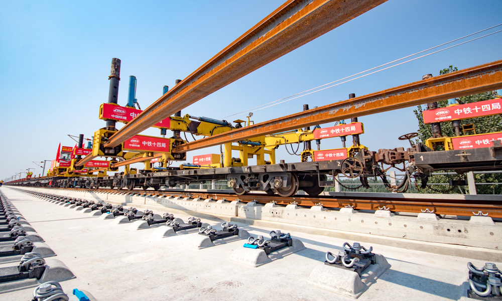 雄商高鐵正線全長552公里，設計速度350公里/時。其中河北段258公里、山東段269公里、河南段25公里。此次鋪軌工程分別從雄商高鐵河北段河間鋪軌基地、山東段鄆城鋪軌基地同時啟動。