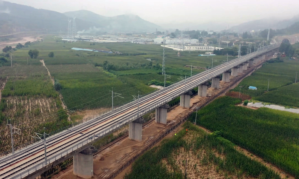近日，中國(guó)中鐵旗下中鐵電氣化局、武漢電氣化局參建的西延高鐵全線接觸網(wǎng)送電成功，為后續(xù)線路熱滑試驗(yàn)和聯(lián)調(diào)聯(lián)試工作奠定基礎(chǔ)。