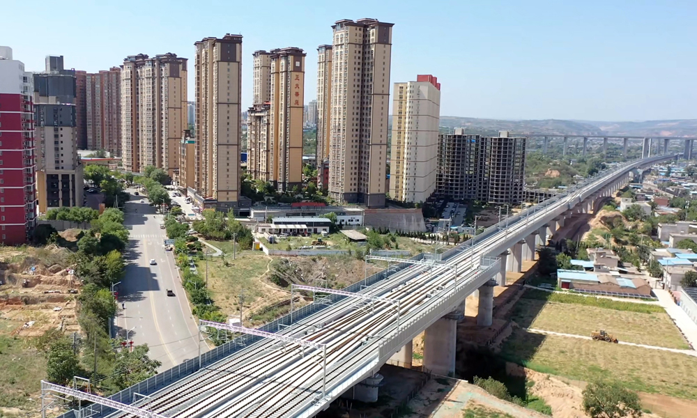 西延高鐵接觸網(wǎng)架設(shè)工作自4月23日開始，分為西銅、銅延2個(gè)標(biāo)段，共安裝接觸網(wǎng)支柱6185根和接觸網(wǎng)導(dǎo)線805.18條公里。其中西安至銅川段由中鐵武漢電氣化局承建，銅川段至延安段由中鐵電氣化局承建。