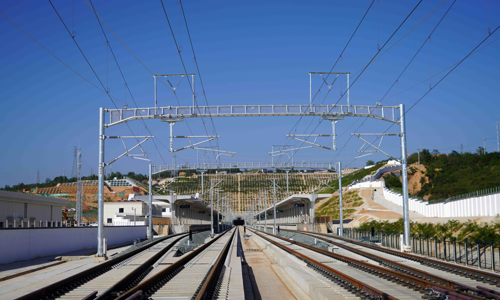 西延高鐵全長(zhǎng)299.8公里，是陜北革命老區(qū)的首條高鐵，是“八縱八橫”高鐵網(wǎng)包（銀）海通道的重要組成部分。線路建成投入運(yùn)營(yíng)后，西安至延安的運(yùn)行時(shí)間將從目前的2個(gè)半小時(shí)縮短至1小時(shí)左右，對(duì)深入推進(jìn)西部大開發(fā)戰(zhàn)略、助力革命老區(qū)鄉(xiāng)村振興、進(jìn)一步完善優(yōu)化國(guó)家高速鐵路網(wǎng)絡(luò)布局具有重要意義。