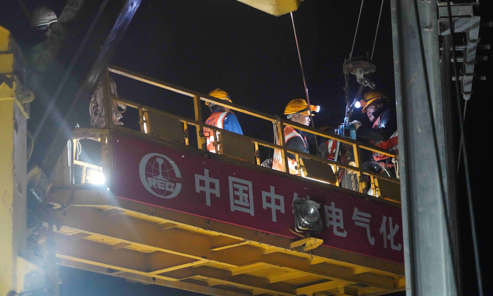 建設(shè)過程中，項(xiàng)目團(tuán)隊(duì)嚴(yán)把施工質(zhì)量，科學(xué)組織施工，采用恒張力放線車進(jìn)行接觸網(wǎng)導(dǎo)線架設(shè)，通過閉環(huán)反饋系統(tǒng)實(shí)時(shí)調(diào)控架設(shè)速度與張力，確保每米接觸線的平直度誤差控制在0.1毫米以內(nèi)，為高鐵列車平穩(wěn)可靠取電奠定基礎(chǔ)。