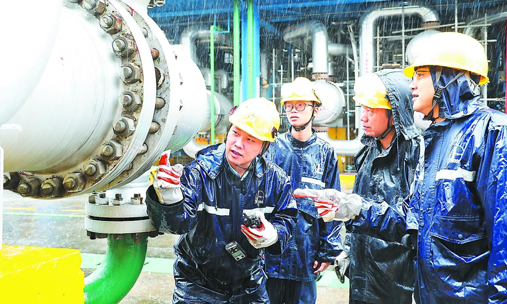 9月8日，今年第16號臺風(fēng)“塔巴”在廣東臺山沿海登陸。受其影響，廣東、海南、廣西等部分地區(qū)迎來強(qiáng)降雨。中國石化旗下廣州石化、茂名石化、廣東石油、海南煉化、海南石油、廣西石油等企業(yè)全面落實(shí)防臺風(fēng)防汛措施，加強(qiáng)重點(diǎn)區(qū)域和設(shè)備安全檢查，嚴(yán)格落實(shí)24小時(shí)應(yīng)急值守制度，確保生產(chǎn)經(jīng)營和能源供應(yīng)安全平穩(wěn)。圖為廣州石化煉油四部工作人員做好生產(chǎn)操作調(diào)整。