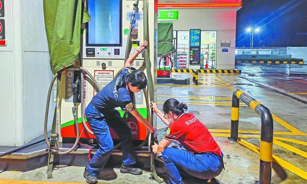 廣東茂名石油南海加能站工作人員加固加油機(jī)。