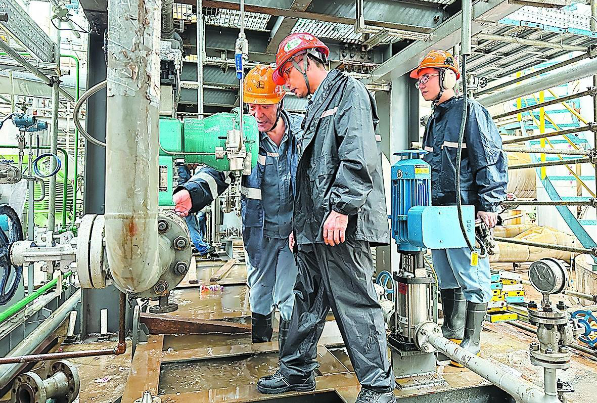 海南煉化員工進(jìn)行裝置隱患排查。