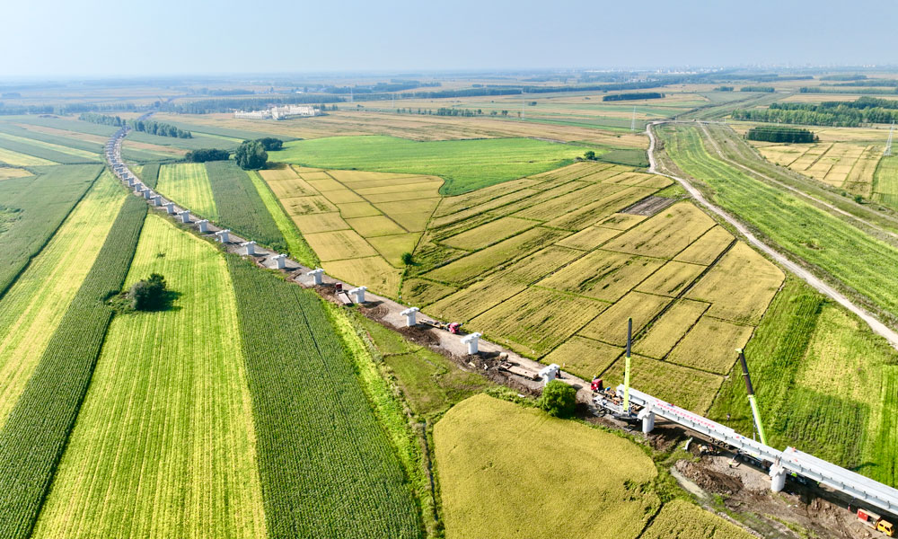 近日，佳同鐵路擴能改造工程同江特大橋進入架梁施工階段。佳同鐵路擴能改造工程西起佳木斯市東佳木斯站，終至同江北站，是一條以貨運為主，兼顧客運的干線鐵路，改造線路全長258.25公里。