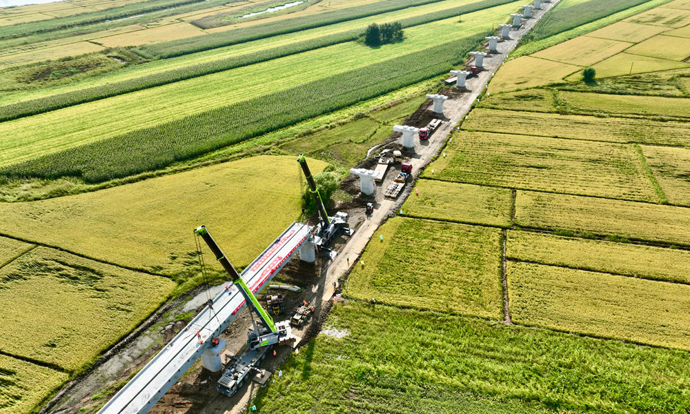 目前，佳同鐵路擴能改造工程已進入主體施工階段。建成投用后，將全面提升中歐班列“東通道”之一的同江口岸后方通道能力，線路列車通過能力將提升3倍以上，口岸煤炭、鐵礦石等大宗商品外貿運輸能力不斷提升，同時改善沿線居民出行條件，為沿線地區提供更加安全、便捷、高效的運輸通道。圖為梁體架設完成。