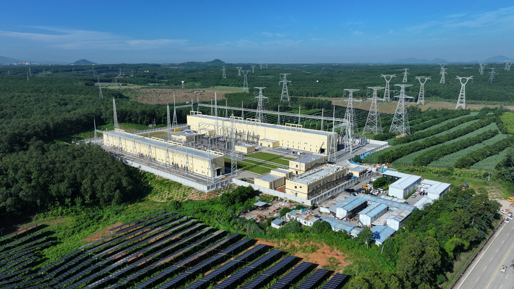 海南500千伏主網(wǎng)架工程建成后，將為當(dāng)?shù)睾穗姟L(fēng)電等清潔能源消納提供堅(jiān)強(qiáng)可靠的電網(wǎng)保障，為海南省“三區(qū)一中心”重大戰(zhàn)略落地與國家生態(tài)文明建設(shè)示范區(qū)建設(shè)注入強(qiáng)勁動力。 