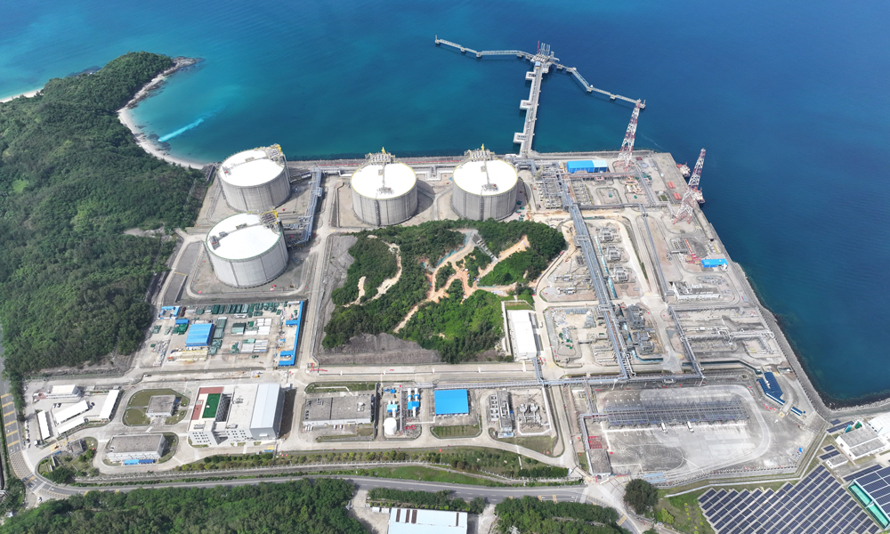 近日，從中國海油獲悉，其旗下氣電集團大鵬LNG（液化天然氣）接收站8月份天然氣外輸量達72.2萬噸。8月13日，該接收站天然氣單日外輸量達40272噸，創歷史新高，成為中國大陸首個日外輸量突破4萬噸的接收站。4萬噸LNG氣化后通過管道輸送到下游燃氣電廠，大約可以發電2.7億千瓦時。