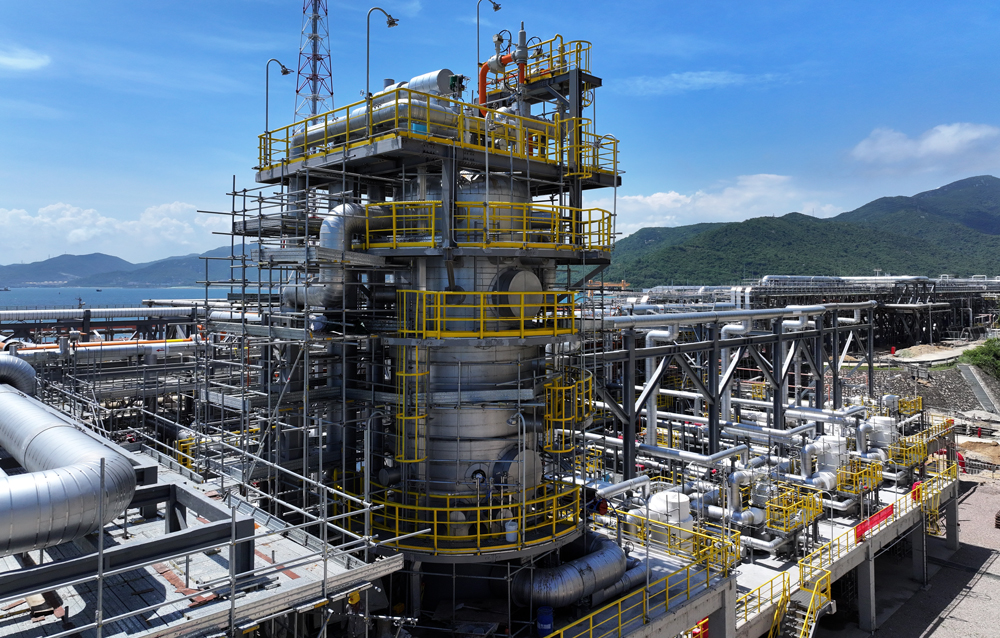 今年6月，大鵬LNG接收站可靠性改造項目新增的4臺高壓泵和3臺開架式氣化器順利通過系統性能測試，接收站成功具備10條生產線，外輸能力較原來提升約4成，全力保障迎峰度夏期間天然氣資源穩定供應。