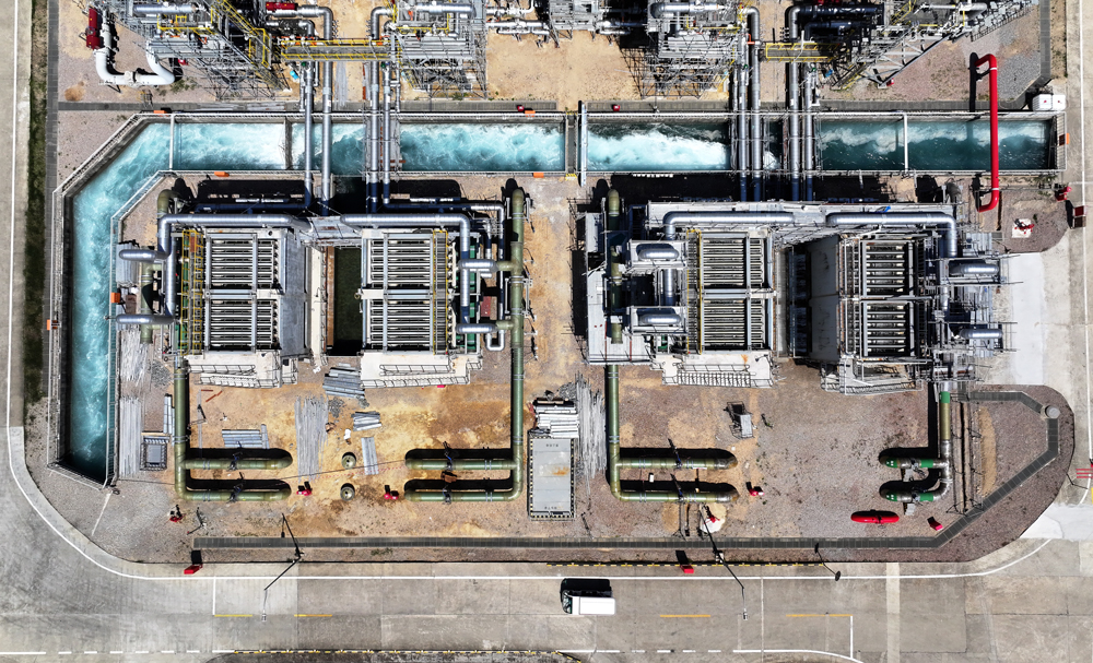 作為粵港澳大灣區重要能源保供企業之一，大鵬LNG為廣東省33%的天然氣發電機組供應能源，同時是香港城市燃氣唯一的天然氣供應來源。自2006年投產至今，大鵬LNG已累計供應天然氣1.19億噸。圖為完成可靠性改造項目后的大鵬LNG全貌。