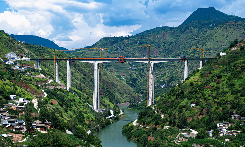 近日，中國中鐵旗下中鐵二局承建的渝昆高鐵重難點控制性工程——江底牛欄江特大橋全橋合龍。該橋位于云南省會澤縣與貴州省威寧彝族回族苗族自治縣交界處，全橋長568.8米，剛構(gòu)連續(xù)梁主跨長160米，主墩高122.5米。