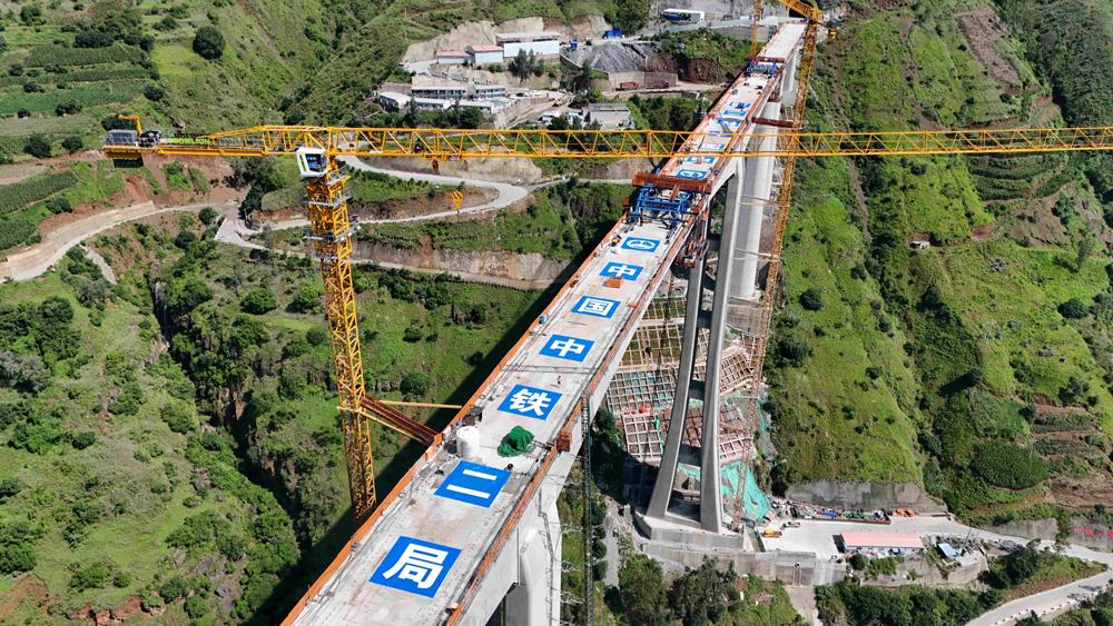 渝昆高鐵作為國家高速鐵路“八縱八橫”京昆通道的重要組成部分，是云南省內(nèi)首條設計時速達到350公里的高速鐵路，也是西南地區(qū)對外開放和高質(zhì)量共建“一帶一路”、通往東盟的重要通道。建成通車后，將加強成渝、滇中城市群聯(lián)系，促進區(qū)域經(jīng)濟社會協(xié)調(diào)發(fā)展，為沿線人民群眾美好出行愿望提供強有力的交通保障。