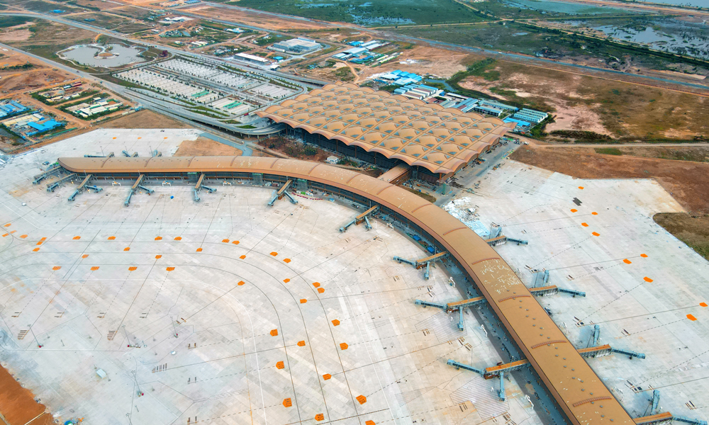 近日，由中國建筑旗下中建三局一公司承建的柬埔寨德崇國際機場正式通航。該機場位于柬埔寨干拉省，距離金邊市中心約19公里，占地面積達2600公頃，橫跨干丹省和茶膠省。