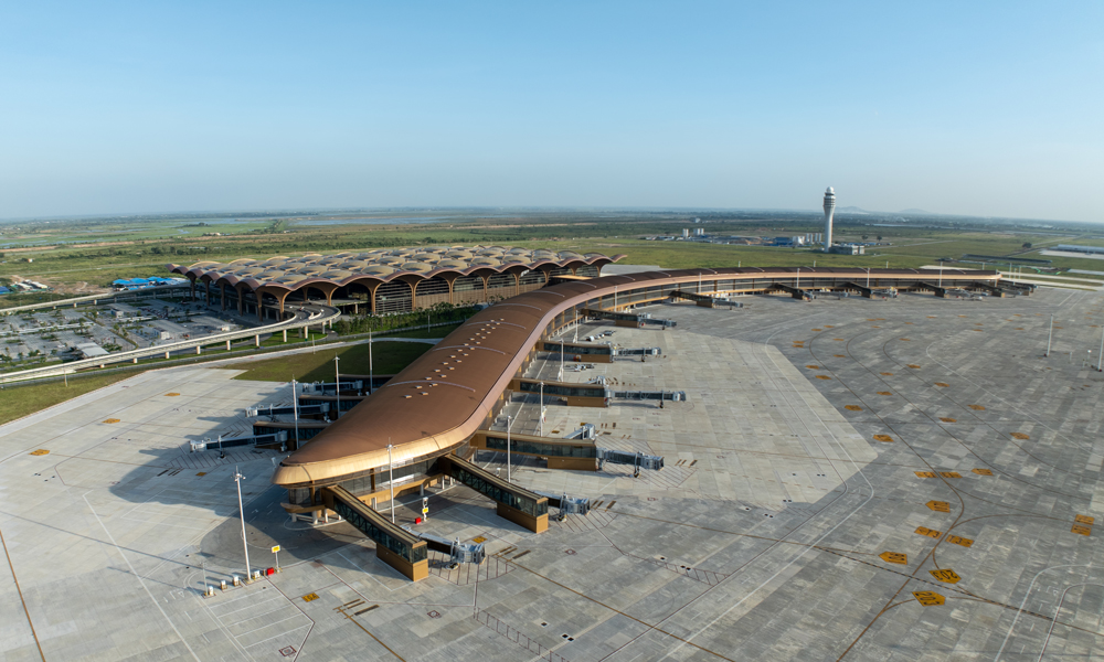 德崇國際機場是柬埔寨在建項目中使用鋼結構體量和面積最大的項目。其鋼結構屋頂寬216米、長360米，穹頂構件重達11000多噸。