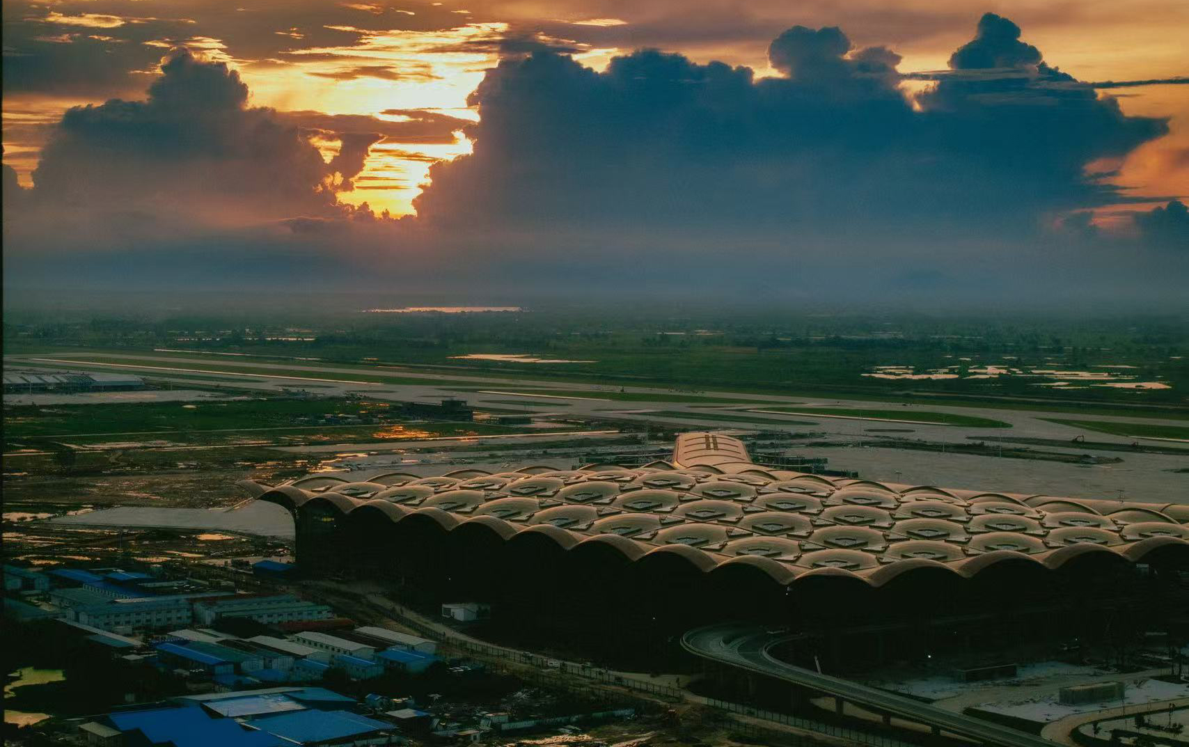 該機場的能源中心配備當地最大制冷量冷水機組，制冷量達7800千瓦，并配套建設1000多塊光伏面板，年發電量最高可達1.2億度，能減少碳排放量約10萬噸，成為世界上最環保的機場之一。