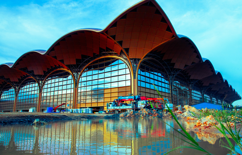 德崇國際機場分三期開發，設計容量5000萬人次，建成后成為全球最高等級的4F級機場。