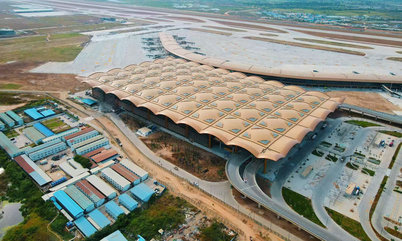 德崇國際機場的通航將有效緩解柬埔寨的機場運營壓力，極大提升柬埔寨的航空運輸能力，對吸引國際游客、促進柬埔寨經濟發展起到重要推動作用。