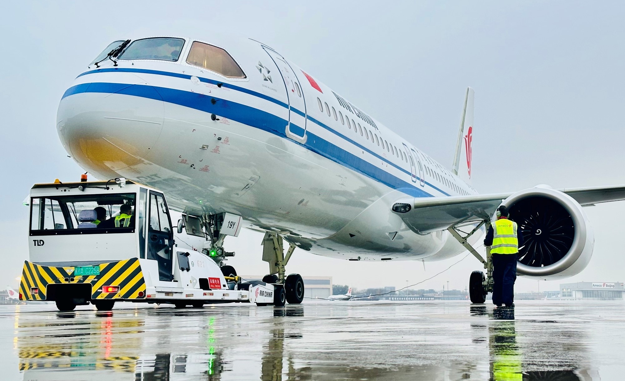 武漢天河機場機務人員對飛行進行檢查。