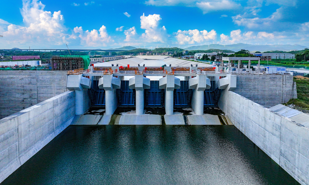 作為重要防洪通航保障設(shè)施，該泄水閘設(shè)計(jì)泄洪流量為每秒1430立方米，防洪標(biāo)準(zhǔn)達(dá)百年一遇。