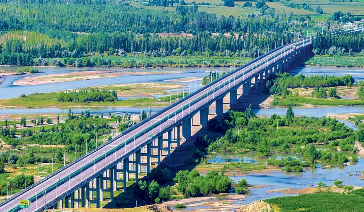 該項目位于新疆伊犁哈薩克自治州境內，全長52.74公里，采用雙向四車道一級公路標準，設計時速100公里。