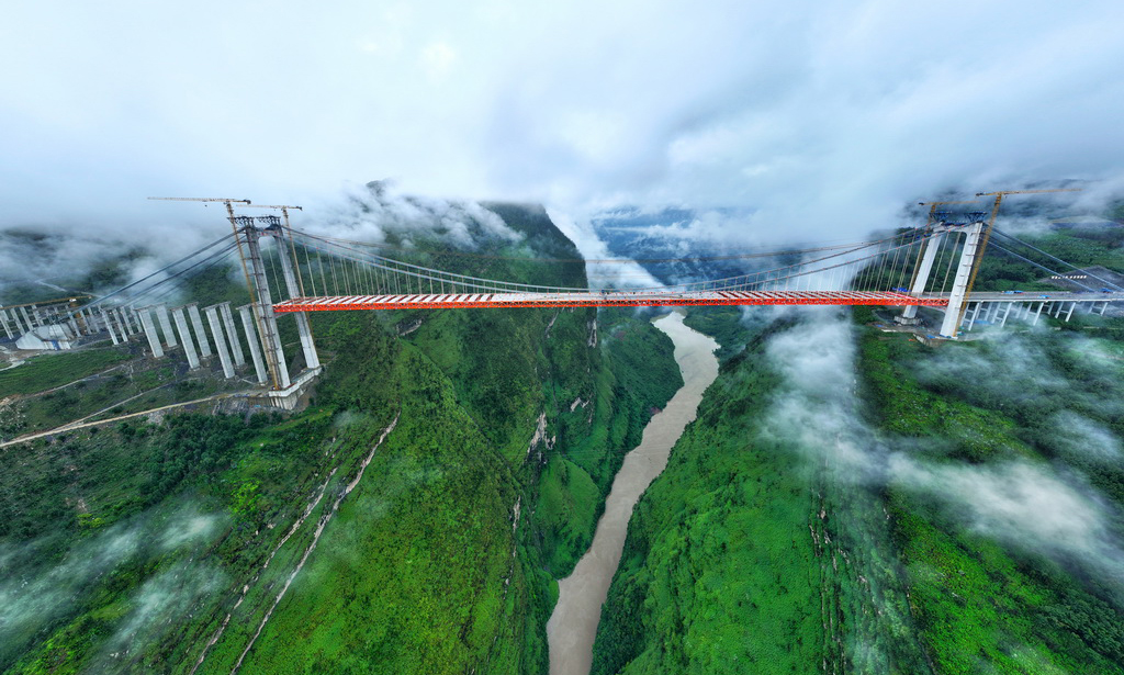 9月23日，由中鐵廣州局等單位承建的貴州安（安順）盤（盤州）高速天門特大橋成功合龍。新華社記者 劉續 攝