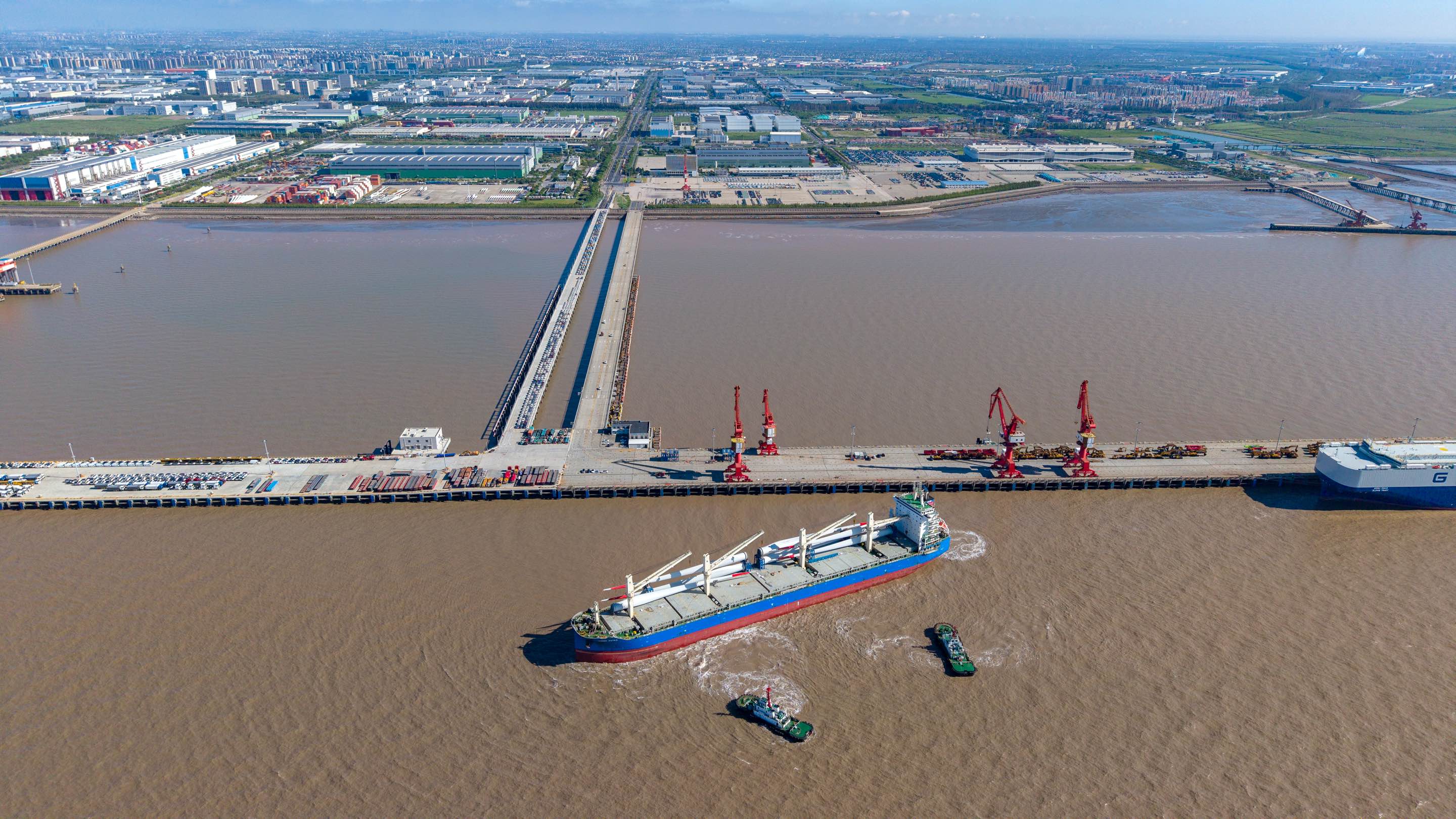 近日，隨著最后一片海上風葉穩(wěn)穩(wěn)登上中國遠洋海運旗下68K系列多用途船，中國遠洋海運旗下中遠海運特運宣布，B81型海上風電葉片項目（葉片長度81米）首批15片海上風葉順利完成裝載，船隊成功解鎖 “68K多用途船+海上風葉”新組合。