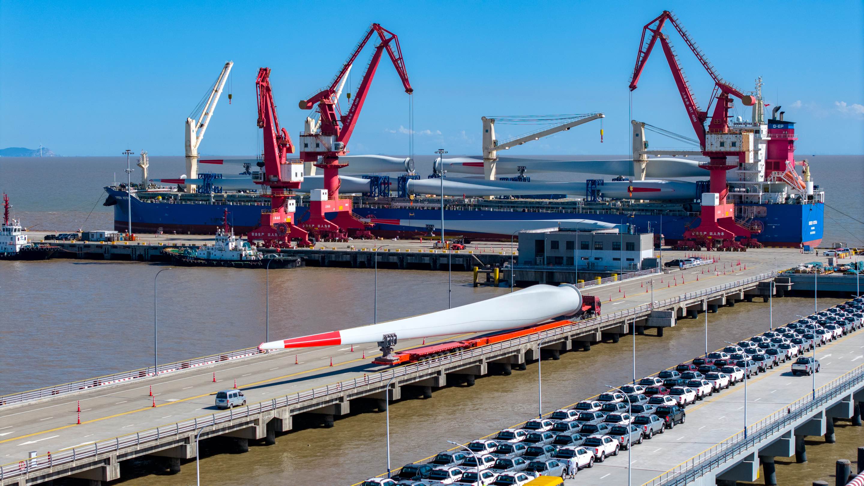 該項目共計60片海上風葉，分為4個批次運輸。與陸上風葉相比，海上風葉重量更大，且托架不可疊裝，對技術方案和現(xiàn)場執(zhí)行都提出了更高的要求。