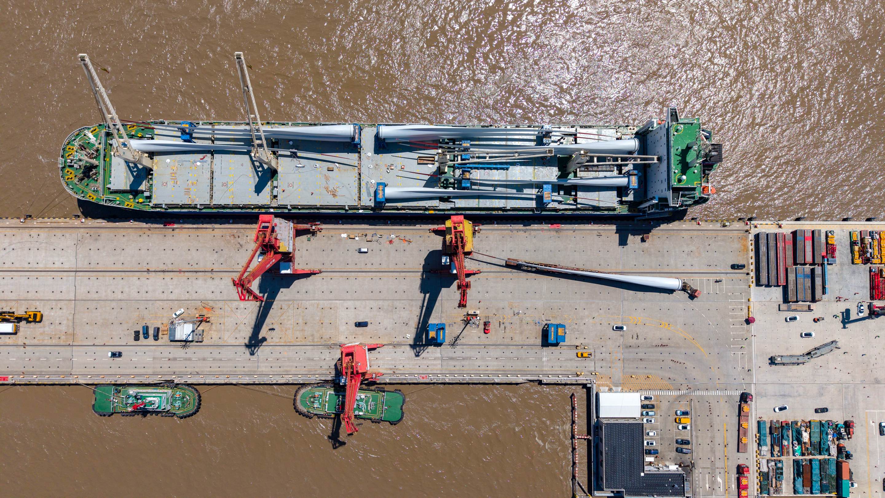 中遠海運特運深耕海上風電運輸領域多年，通過“重吊船+半潛船”的組合可覆蓋主機輪轂、塔筒、風葉、風塔等設備及海底電纜、導管架等水下基礎設施的運輸。此次新解鎖的“68K多用途船+海上風葉”組合將進一步補充特運的“風電運輸船名單”，為客戶提供更優(yōu)質的服務和更靈活的船期。