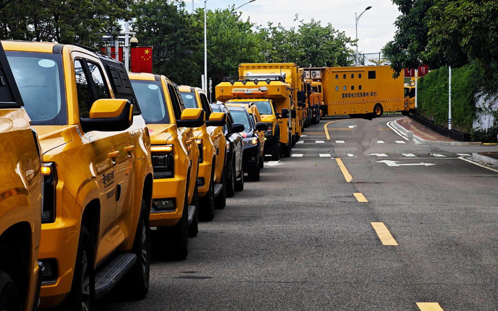 今年第18號臺風“樺加沙”于24日17時前后在陽江海陵島登陸，給廣東省帶來嚴重的風雨浪潮影響。南方電網(wǎng)公司啟動一級防風防汛應急響應，周密制定防御臺風策略和各項應急措施，全面迎戰(zhàn)臺風“樺加沙”，保障電力安全供應。圖為國家級電力應急特勤隊攜應急發(fā)電車、排澇設(shè)備、應急通信裝備、智慧巡檢無人機巢，以及包含淋浴車、餐車、住宿車的后勤保障系統(tǒng)，整裝出發(fā)馳援廣東陽江。