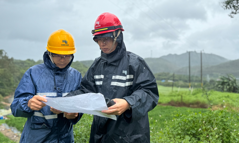 南方電網(wǎng)廣東東莞東南區(qū)供電局工作人員進行現(xiàn)場勘探，確認受損情況并制定修復方案。