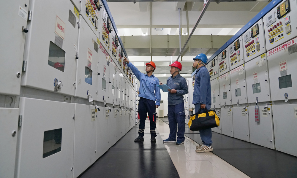 南方電網(wǎng)廣西欽州供電局供電服務中心工作人員來到中國（廣西）自由貿(mào)易試驗區(qū)，對重點企業(yè)開展用電安全檢查，指導用戶做好防風防汛期間的安全用電工作。