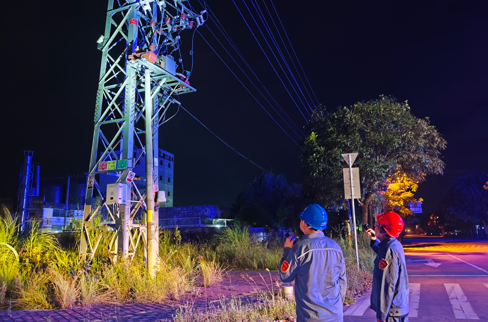 南方電網(wǎng)廣東陽江城區(qū)供電局白沙供電所運維人員抓緊臺風登錄前窗口期，到銀嶺工業(yè)園區(qū)開展電力線路設(shè)備特巡特維。
