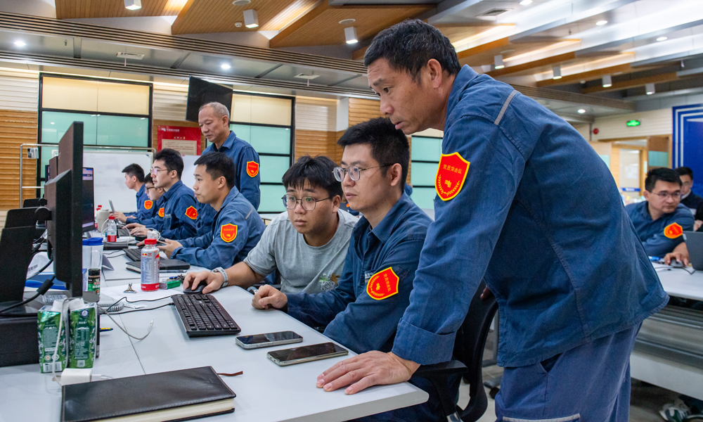 在南方電網(wǎng)廣東珠海斗門供電局抗災復電現(xiàn)場指揮中心，工作人員開展生產(chǎn)信息收集、搶修指揮調(diào)度、設(shè)備狀態(tài)監(jiān)測等工作。