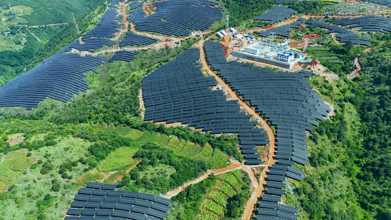 近期，中國建筑一批重點項目竣工。由中國建筑旗下中建五局承建的云南玉溪元江75兆瓦農光互補光伏發電項目，是云南省重點工程，項目位于云南省玉溪市，為新型能源農光互補項目，在地面上方架設光伏組件發電，下方地面進行經濟作物種植，形成“上可發電，下可種植”的發電模式，打造清潔能源示范基地。