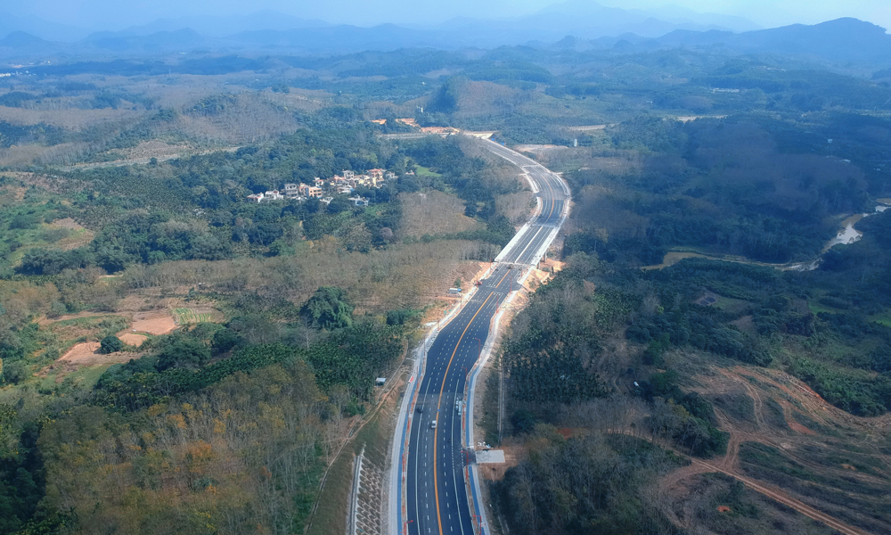 由中國建筑旗下中建六局承建的瓊中新城區道路，是瓊中黎族苗族自治縣重點工程，項目位于海南省瓊中黎族苗族自治縣，全長7.5公里，項目助力瓊中黎族苗族自治縣新城區加速建設，強化對外聯系通道功能，有效帶動沿線經濟發展。