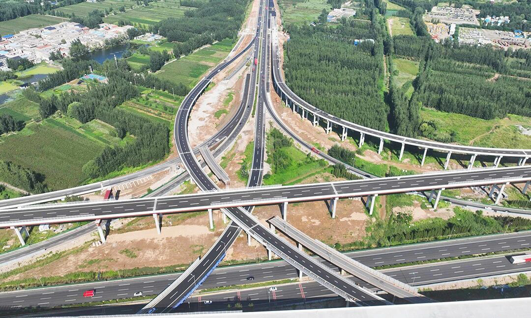 由中國建筑旗下中建八局承建的京臺高速齊濟段改擴建項目新建槐蔭樞紐，是全國首條“6改12”高速改擴建工程，項目位于山東省濟南市，全長5.6公里，設計時速120公里，東連濟廣高速、南連京臺高速槐蔭段，是濟南北跨黃河的新通道，也是山東省“九縱五橫一環七射多連”高速公路網的重要組成部分，將進一步提升省會經濟圈高速路網通行與服務能力。