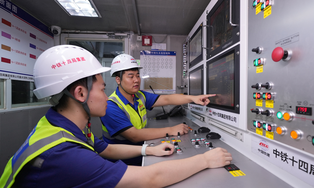 重慶菜園壩長江鐵路隧道分為礦山法和盾構法施工兩種方法，其中，隧道盾構段全長3845米，穿越長江段長達1282米，采用的是自主選型設計的“長江號”泥水平衡盾構機，開挖直徑達12.66米。圖為中鐵十四局技術人員駕駛盾構機。