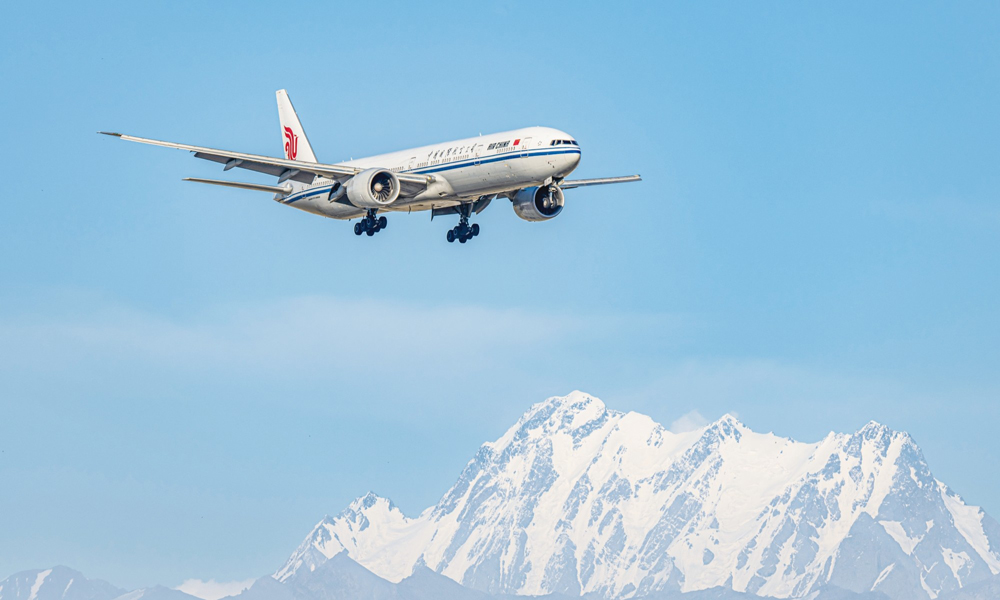 近日，中航集團旗下國航CA2505成都天府—烏魯木齊航班平穩降落在烏魯木齊天山國際機場北航站區，標志著中航集團國航新疆分公司實現安全飛行4周年。自2021年9月首航以來，該公司執管運力累計執飛航班15438架次，安全飛行超4.57萬小時，承運旅客突破197萬人次，運輸貨郵達9477余噸，以平穩高效的運行態勢筑牢發展根基。