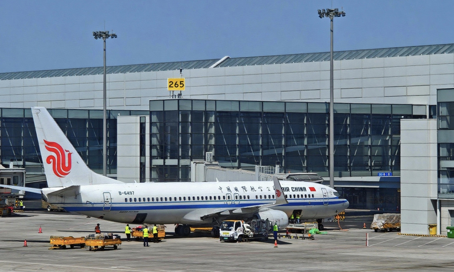 作為烏魯木齊國際航空樞紐重點運營單位之一，中航集團國航新疆分公司通過穩步擴大機隊規模、強化運行協調與旅客服務能力，為區域深耕與國際輻射奠定基礎。未來，該公司將以更優運力、更優服務、更優網絡，續寫天山腳下的民航高質量發展新篇章。