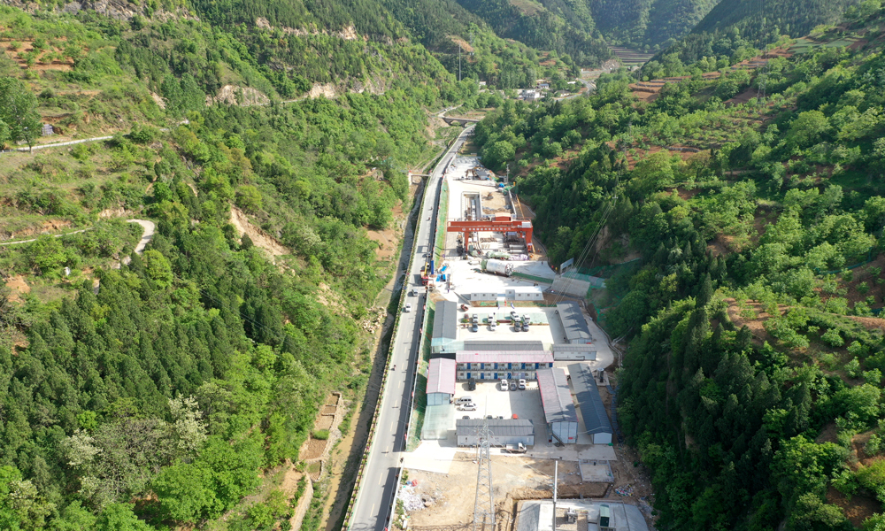 這次投產的中衛至棗陽段，是西氣東輸三線中段核心線路，管道全長1235公里，設計壓力10兆帕、管徑1219毫米，年輸氣能力達250億立方米。管道自寧夏出發，投運后將接入西氣東輸現有管道系統，把天然氣輸送范圍進一步輻射至長三角、珠三角、環渤海及川渝地區，形成跨區域能源輸送通道。