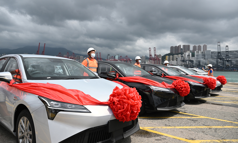 “港榮”輪總長219.9米，配備13層裝載甲板，設計裝載容量9300個標準車位?？傃b車面積78416平方米，約相當于11個標準足球場。全船配備156個閉路電視監控系統，13層裝載甲板均設耦合熱成像紅外探頭，確保安全。