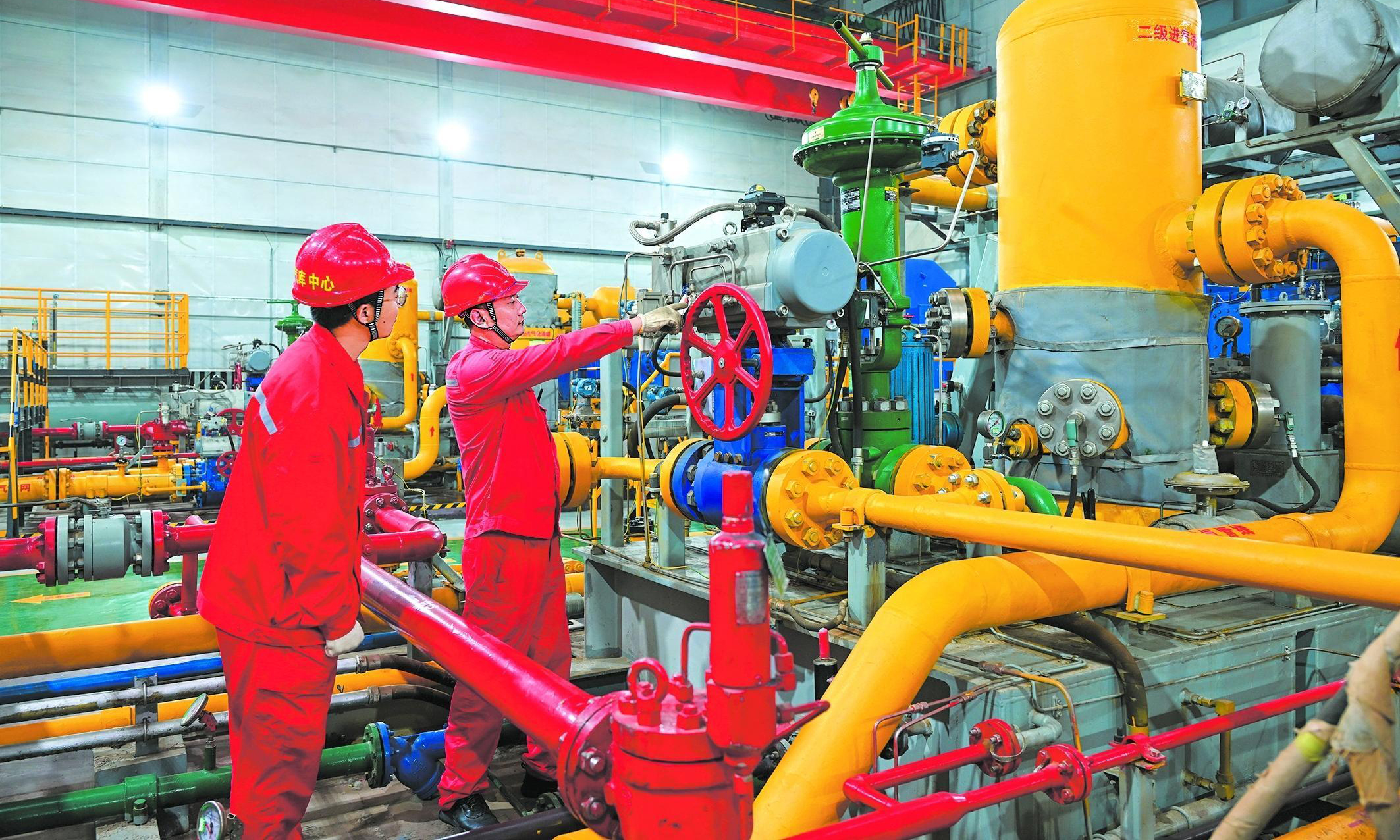截至目前，中國石化旗下中原油田衛11儲氣庫已圓滿完成今年注氣任務，注氣量比上年同期增加4000萬立方米，有力保障相關地區群眾溫暖過冬。圖為近日工作人員對天然氣壓縮機組進行巡檢。