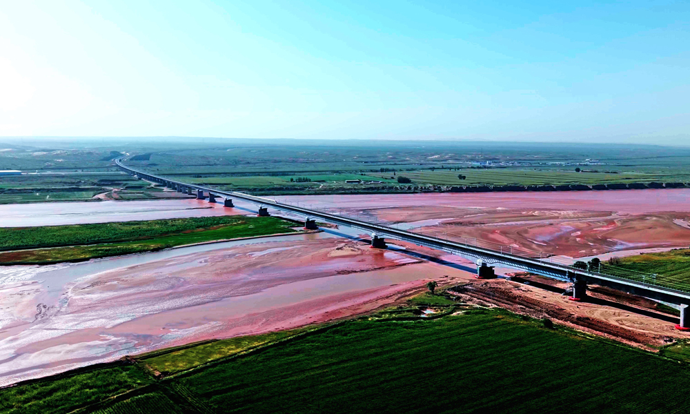 包銀高鐵包惠段起自內(nèi)蒙古自治區(qū)包頭市包頭站，止于寧夏回族自治區(qū)石嘴山市惠農(nóng)南站，設(shè)計時速250公里，線路全長約420公里，設(shè)10座車站。中國中鐵旗下中鐵一局、六局、十局、電氣化局、北京局、上海局等單位參建，承擔部分線路站前土建，以及四電、站房、信息系統(tǒng)等專業(yè)施工任務。