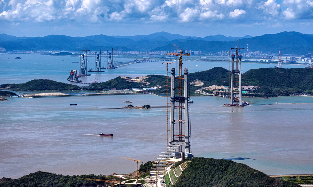 近日，在寧波舟山港六橫公路大橋二期工程建設現場，中國鐵建港航局承建的國內最大跨度跨海橋——雙嶼門特大橋佛渡側主塔順利封頂，該項目全面轉入上部結構施工階段。雙嶼門特大橋主跨達1768米，是六橫公路大橋二期項目的全線控制性工程。