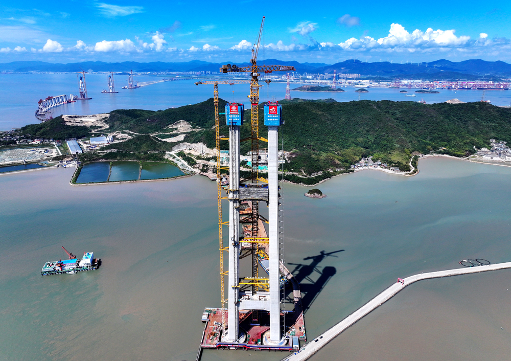 此次成功封頂的佛渡側索塔為海上主塔，塔高254米，是全線最高橋塔。該塔施工條件復雜、技術難度極高，共分43個節段建設，累計澆筑混凝土約6萬立方米，預埋型鋼5261噸，鋼筋用量達8625噸。圖為雙嶼門大橋佛渡側主塔施工現場。