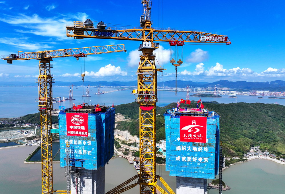 大橋建成后，將進一步完善寧波舟山港“海陸聯動”集疏運網絡，有效打通舟山六橫島與大陸及周邊島嶼的跨海交通瓶頸，促進舟山群島漁業、旅游等資源與寧波港口物流、制造業優勢的深度融合，助力區域產業協同與海洋經濟高質量發展，成為服務民生、推動區域融合的“交通新動脈”。圖為雙嶼門大橋佛渡側主塔封頂現場。