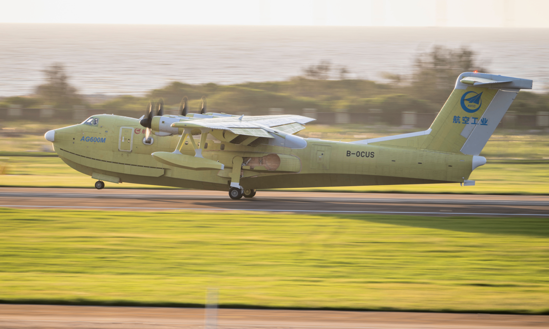近日拍攝的AG600“鯤龍”批產第三架機生產試飛現場。
